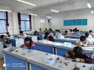 遠安縣第十五屆科技節在鳴鳳中學舉行
