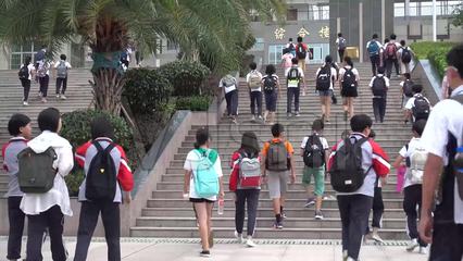 中學生背著書包上學去踏入校門自行車擺放整_3840X2160_高清視頻素材下載(編號:1678152)_實拍視頻